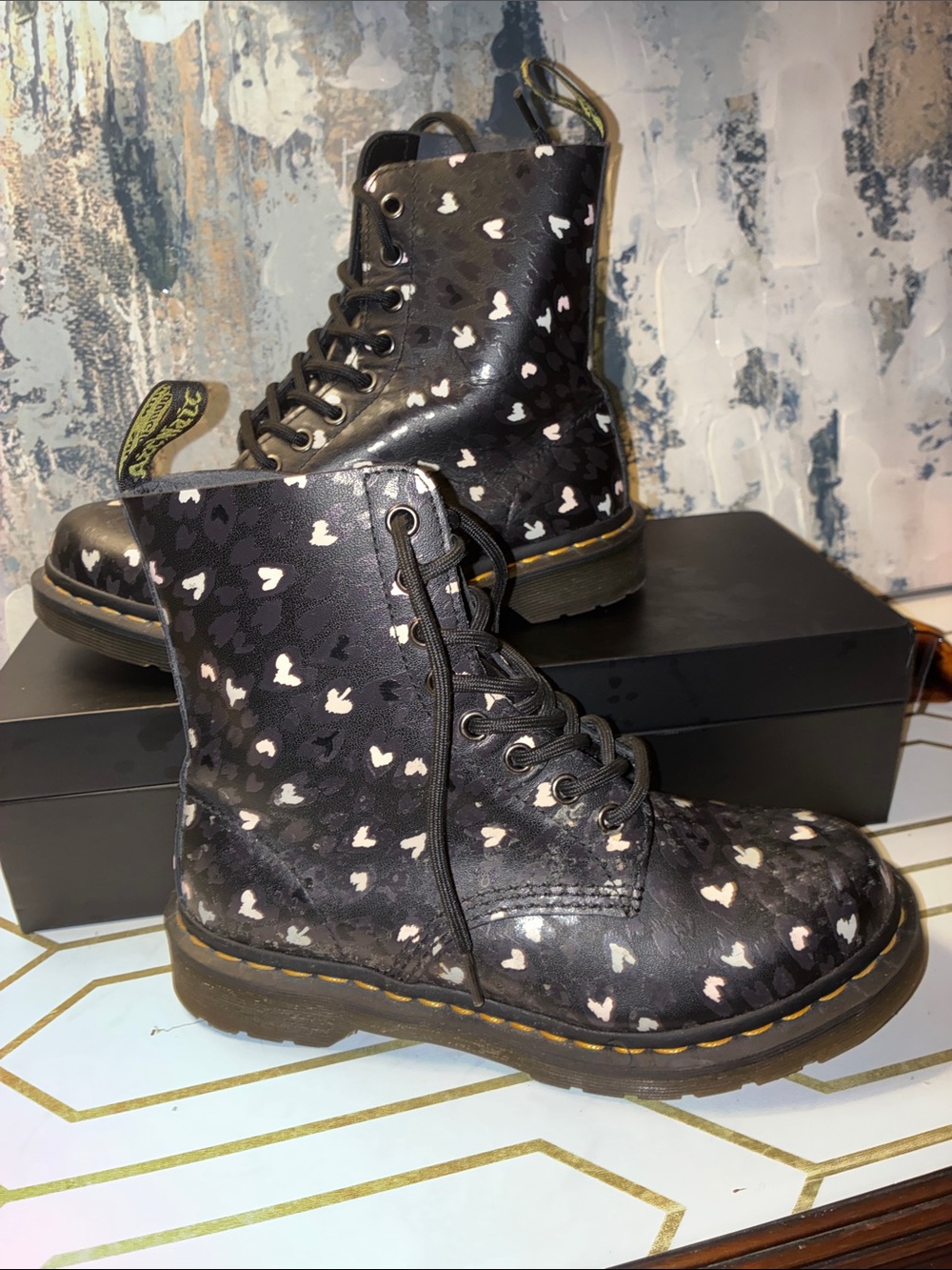EUC Genuine Dr Martens Wild Black Heart Print Combat Boots Size 6  Pascal 1460